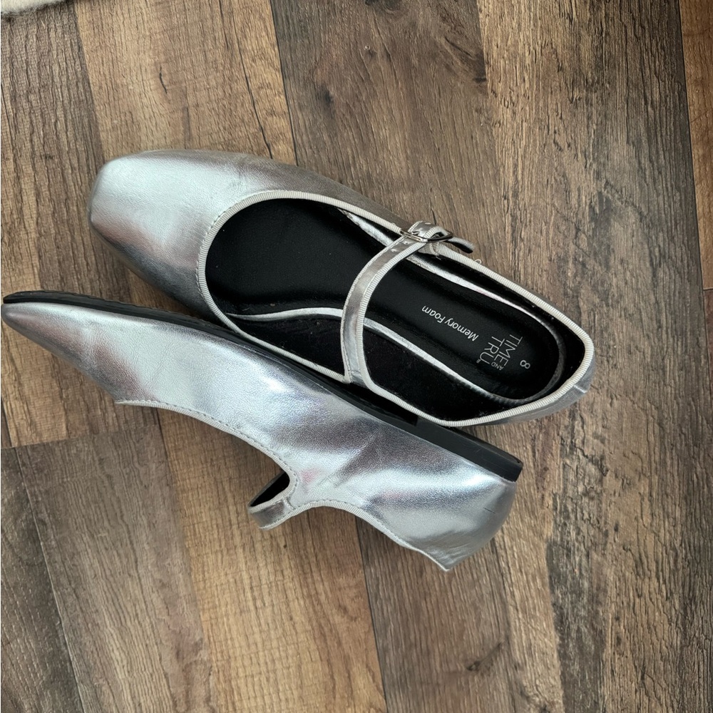 THE FLEXX Women's Metallic Silver Flats